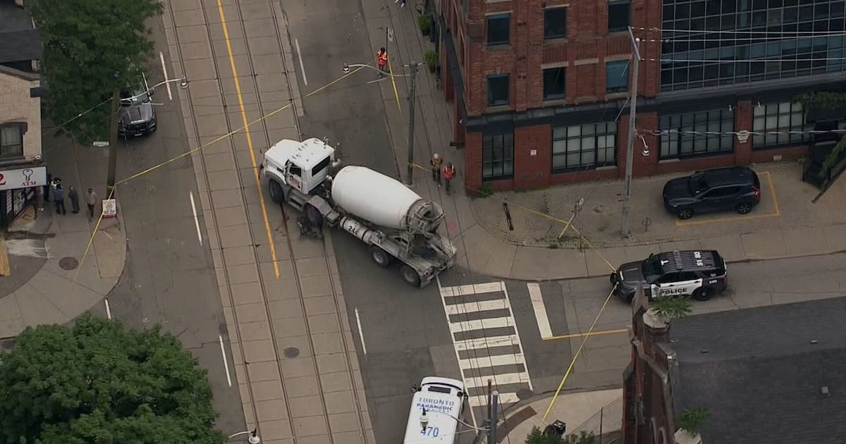 Cyclist struck by driver in downtown Toronto, portion of Queen Street closed to traffic – CP24