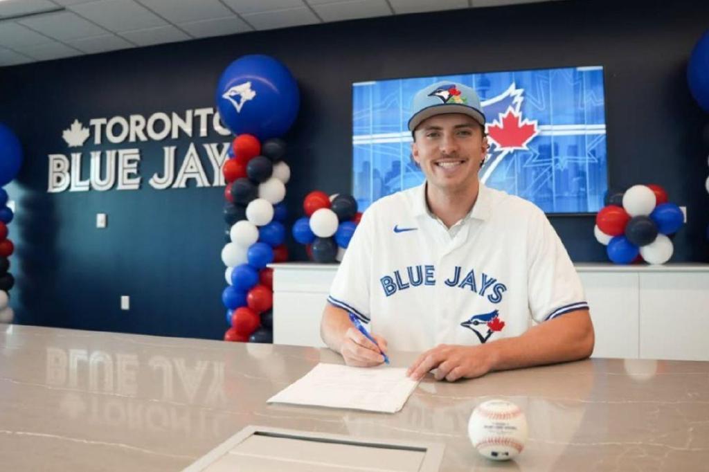 Toronto Blue Jays sign former Victoria HarbourCats pitcher