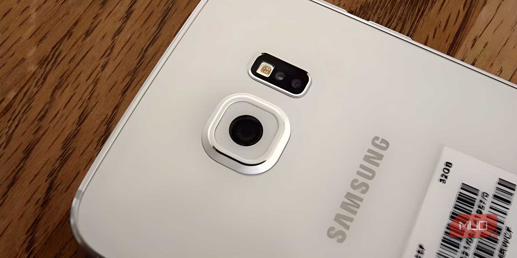 A white S6 Edge on a wooden table