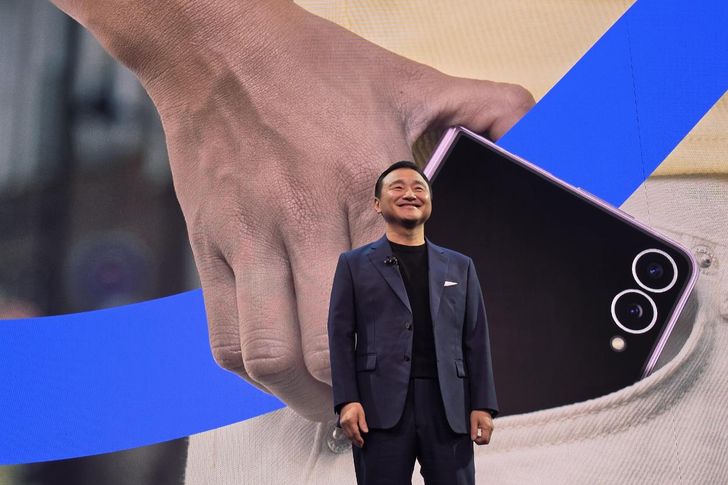 Samsung Electronics co-CEO and Head of Device Experience Division Roh Tae-moon smiles during Galaxy Unpacked 2026 at Old Billingsgate in London, Wednesday (local time). Joint Press Corps