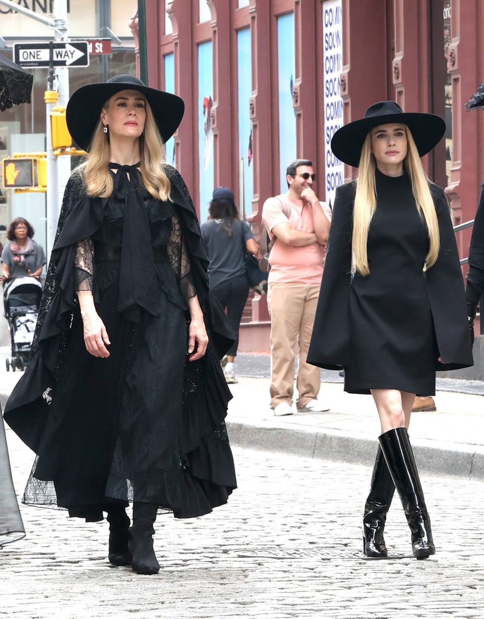Sarah Paulson, Emma Roberts, American Horror Story set sarah paulson, emma roberts, american horror story set