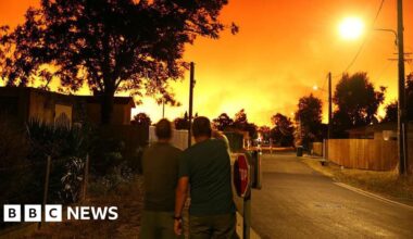 Fleeing a wall of flames: Tourists describe France wildfires escape - BBC