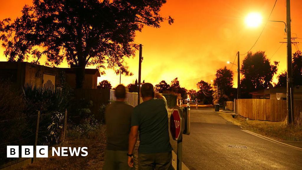 Fleeing a wall of flames: Tourists describe France wildfires escape - BBC