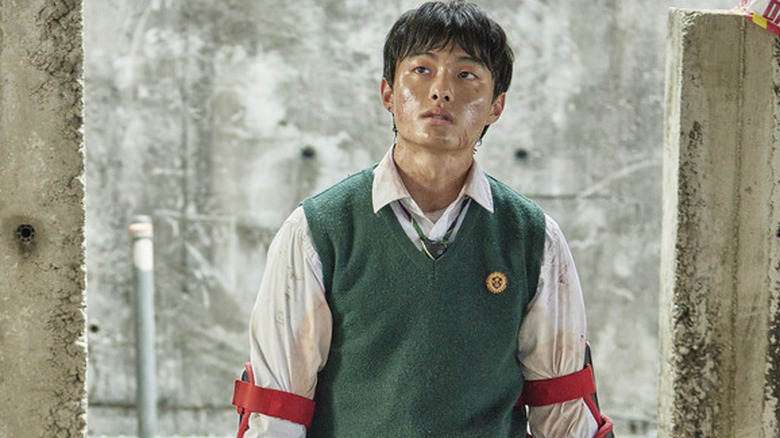 Lee Cheong-san (Yoon Chan-young) kneeling down on 
