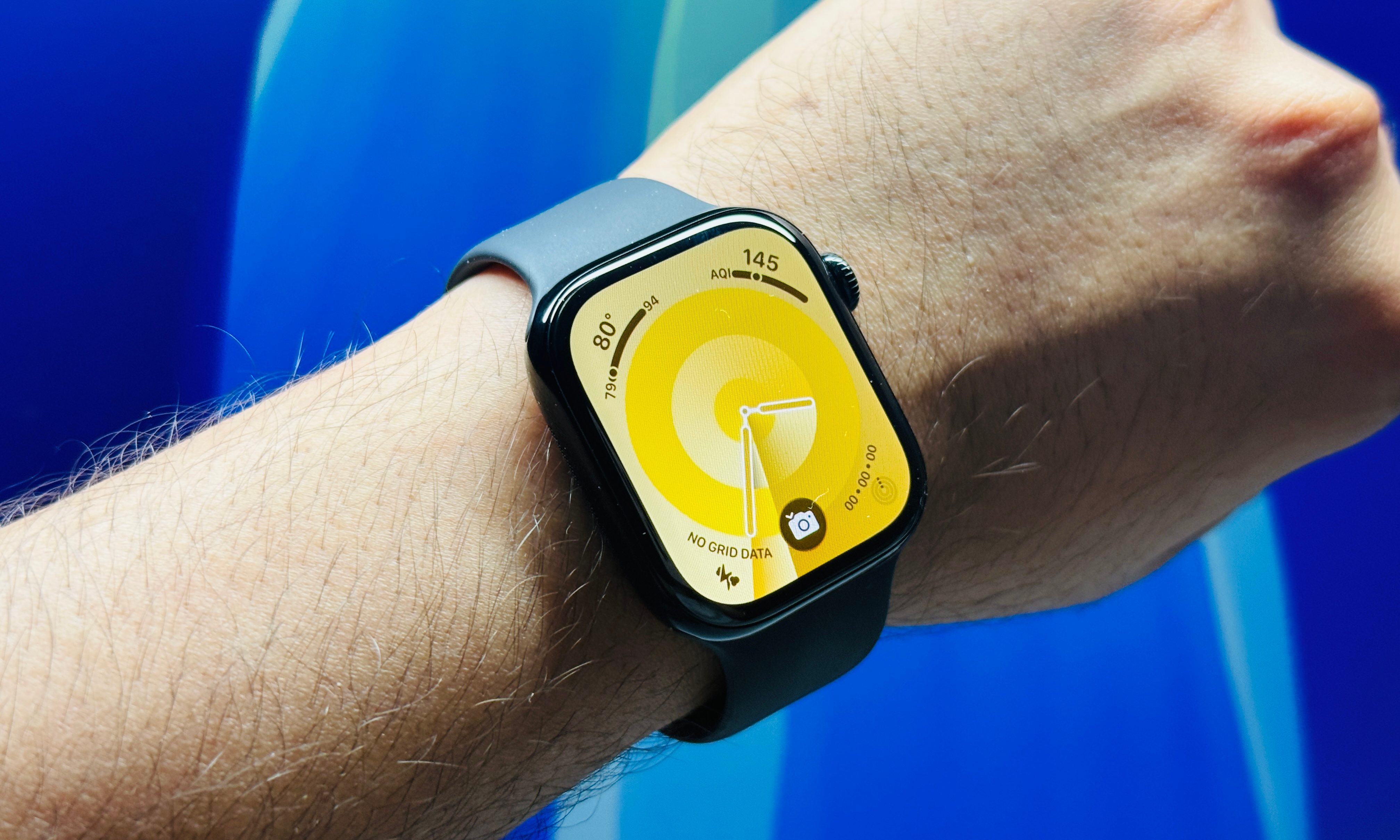 Apple Watch Series 11 on home screen.