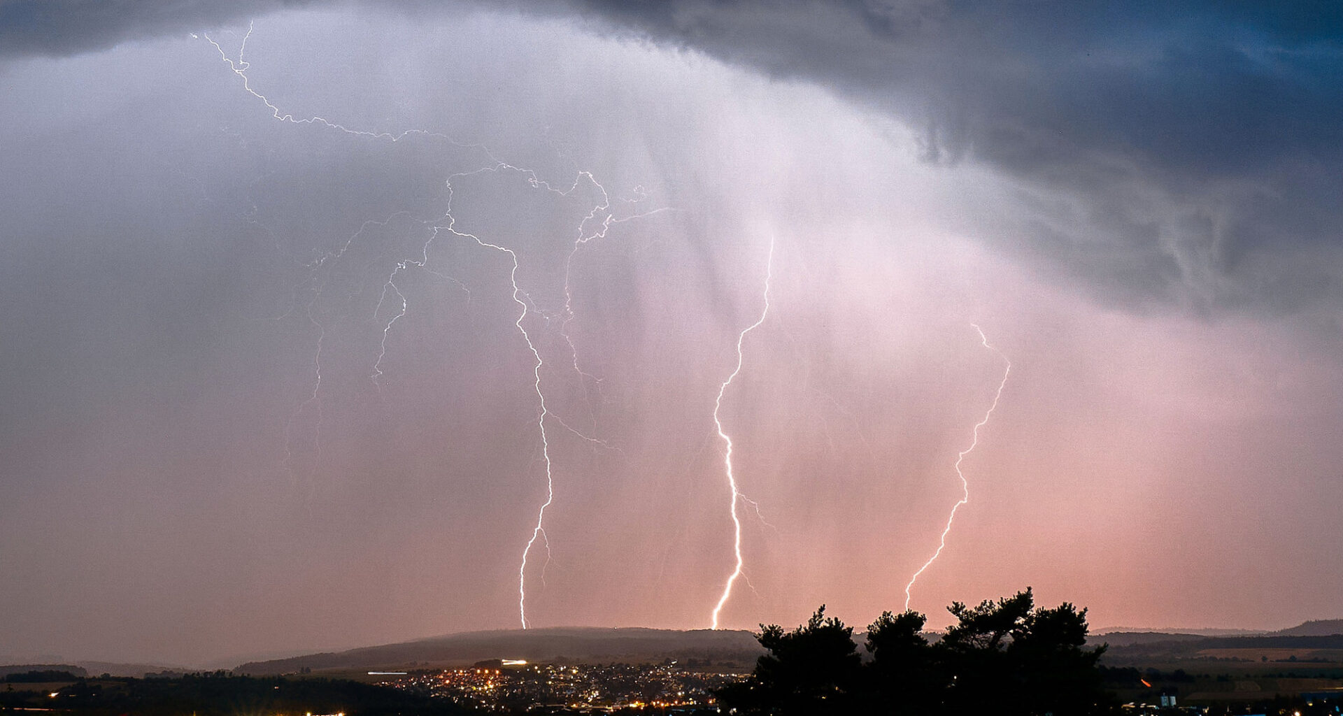 Severe Thunderstorm Yellow Watch Issued for Montreal and Quebec — The Beat 92.5