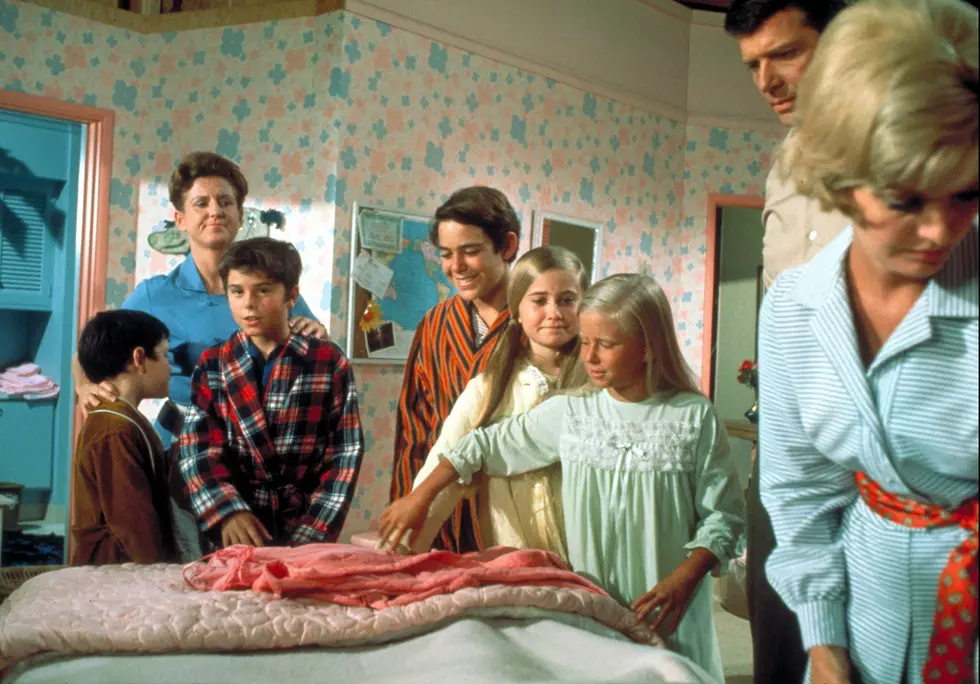 Candid Behind-the-Scenes Moment With Cast of Brady Bunch in 1970