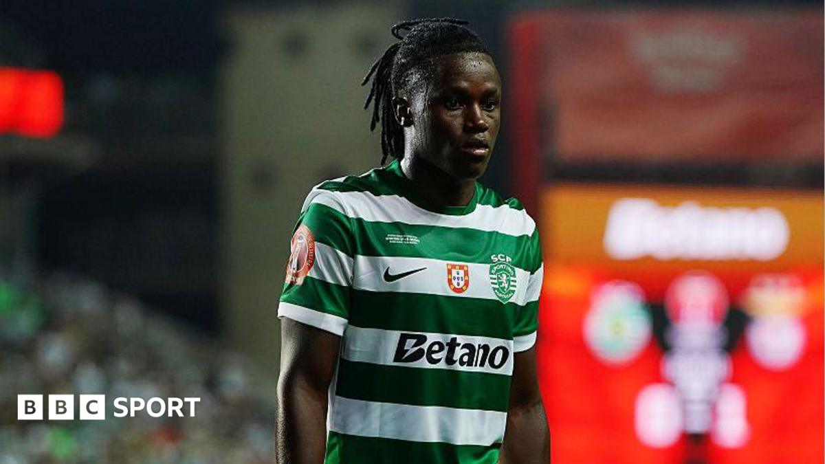 Geovany Quenda walking on the pitch while playing for Sporting