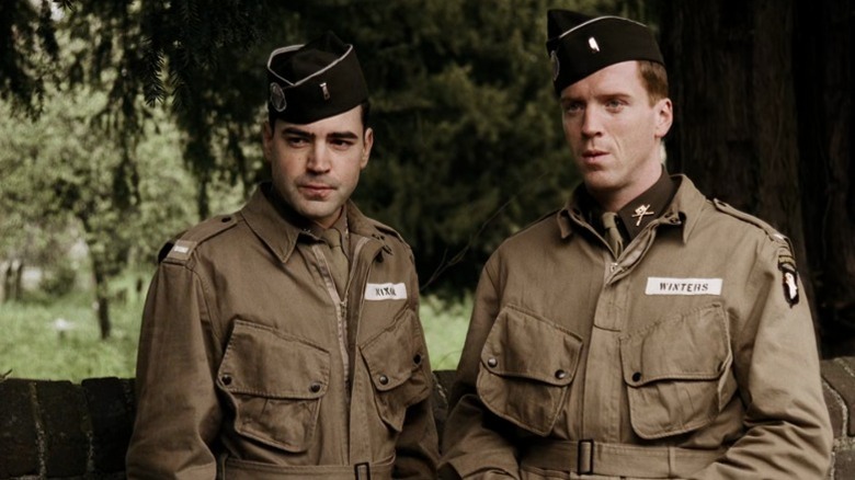 Nixon and Winters standing side by side on Band of Brothers S1E1