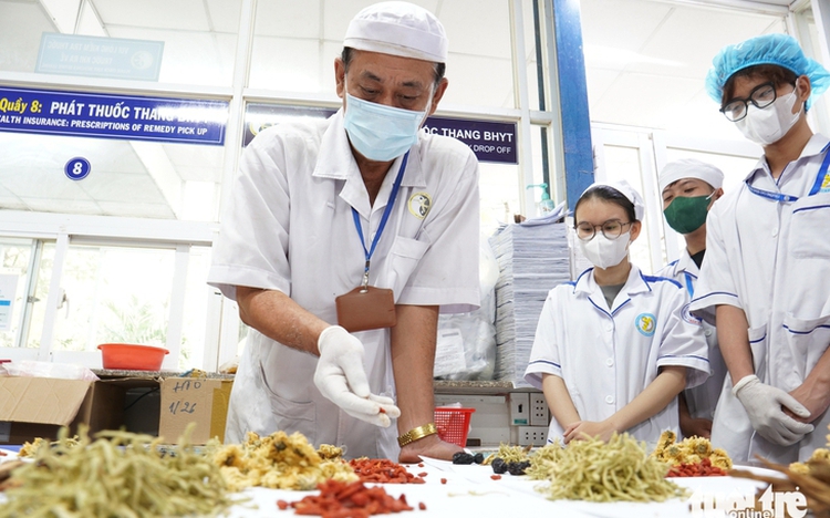 How traditional medicine herbs are processed at Ho Chi Minh City Traditional Medicine Institute