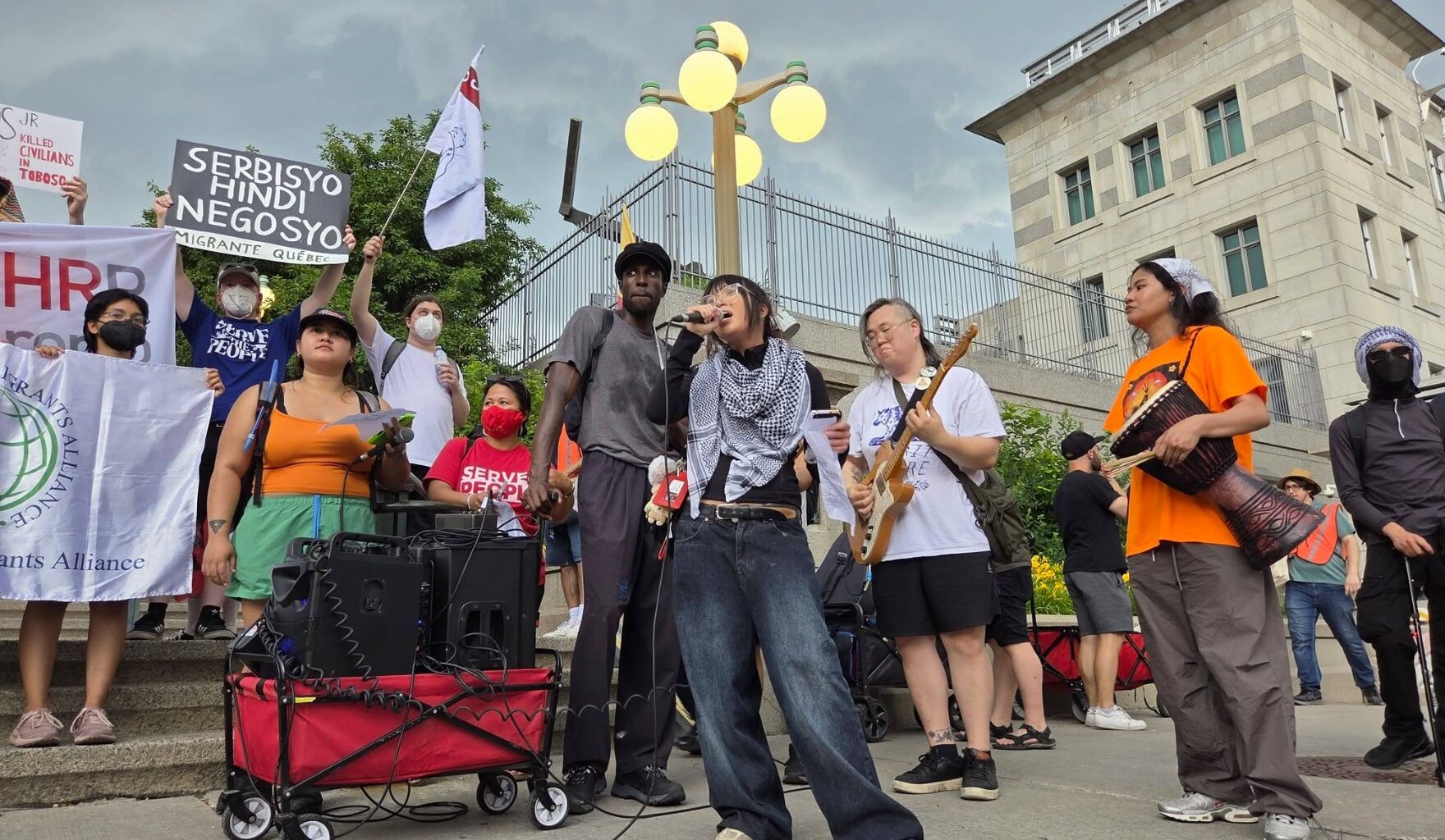 Filipino youth hold protest in Ottawa to denounce the visit of the president of the Philippines to Canada