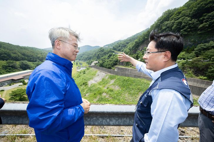 Minister of Climate, Energy and Environment Kim Sung-whan, right, speaks to Gwangju Mayor-elect Min Hyung-bae during their visit to Dongbok Dam in Hwasoon County, South Jeolla Province, Tuesday. Courtesy of Ministry of Climate, Energy and Environment