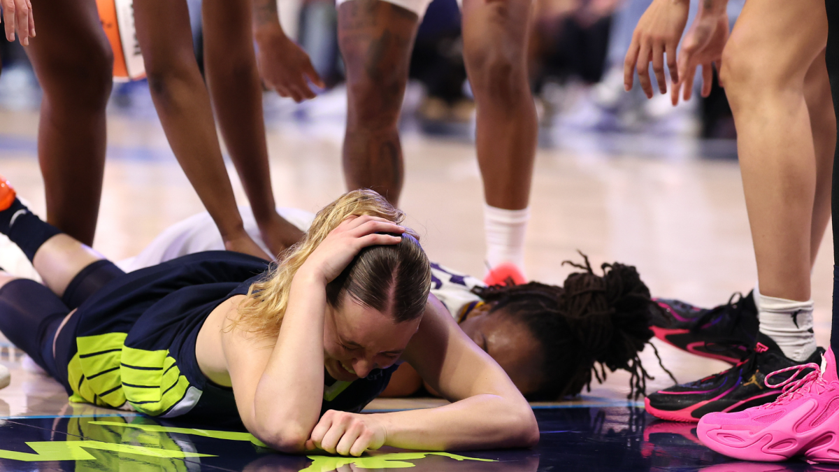 Paige Bueckers injured in scary collision with Nneka Ogwumike in Wings-Sparks game