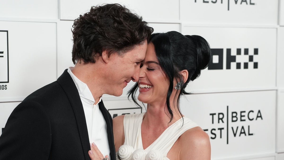 Justin Trudeau applies sunscreen to Katy Perry’s chest during South of France yacht day