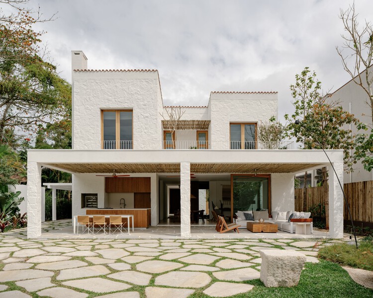 Laranjeiras House / Felipe Hess Arquitetos - Exterior Photography, Facade, Door, Garden, Balcony, Courtyard, Concrete