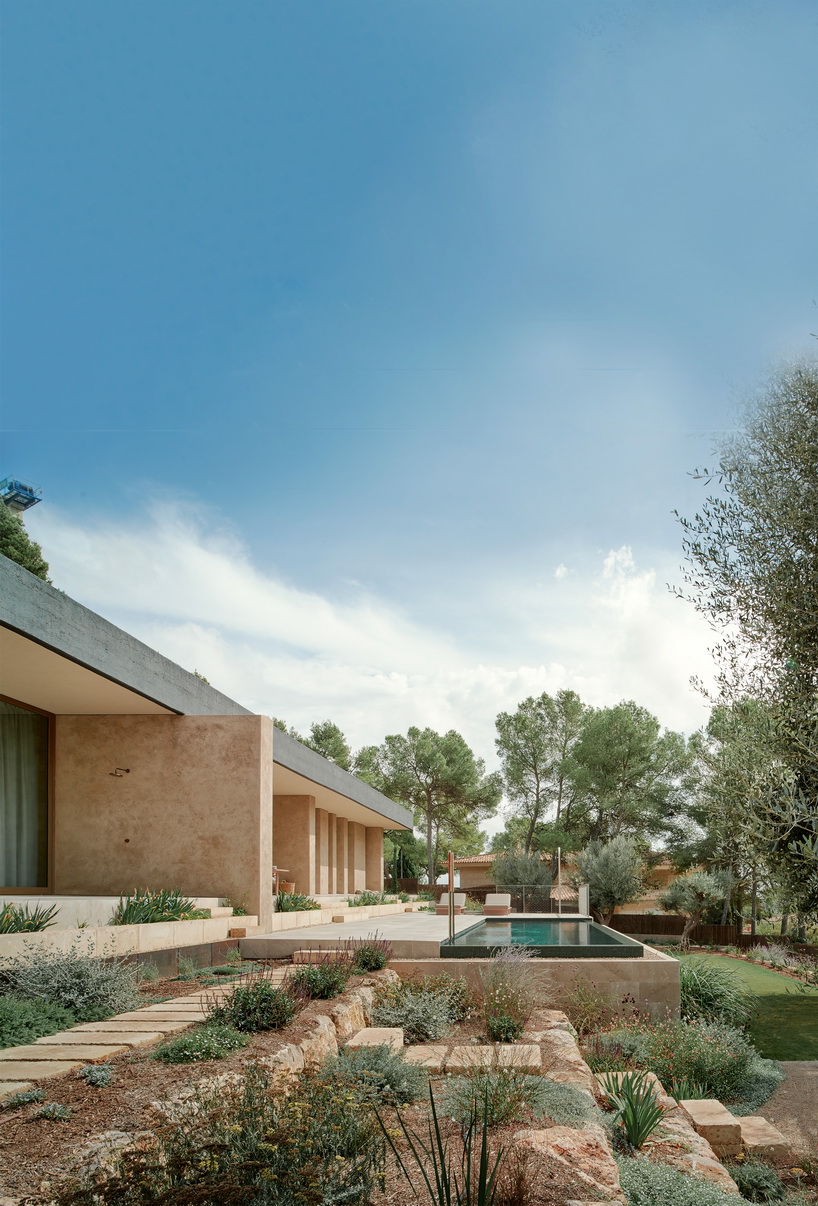 circular roof opening brings sunlight into casa óculo by OHLAB in palma - 1