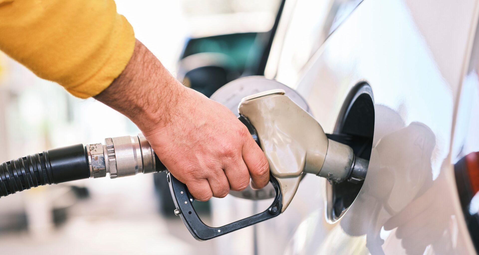 Fuel prices jump in Poland as final government crisis measures end