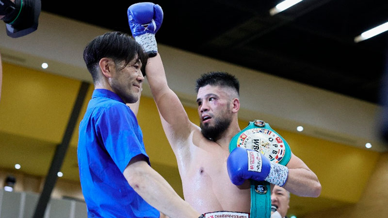 Mitsuro Tajima flattens Muhetoer Maihemut to capture the OPBF Cruiserweight championship in Osaka