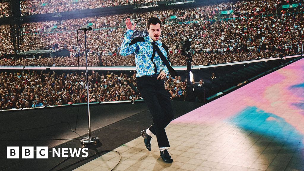 Harry Styles receives Guinness World Record for longest Wembley Stadium run - BBC