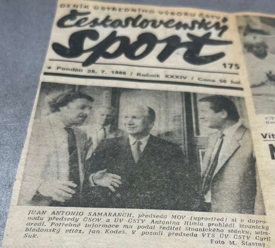 A clipping from the Stvanice Federation Cup Hall of Fame on the meeting of Jan Kodes, Juan Antonio Samaranch, and Antonin Himl, then head of the Czechoslovak Olympic Committee