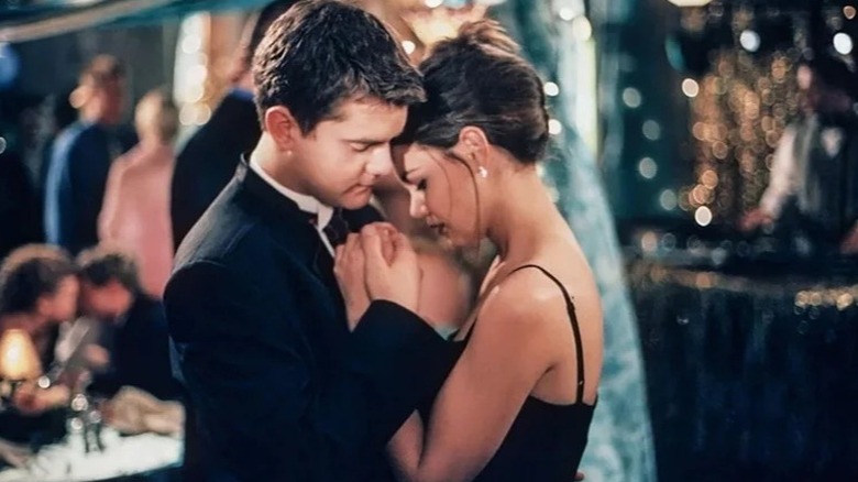 Pacey Witter dancing with Joey Potter as they hold hands between them in Dawson's Creek