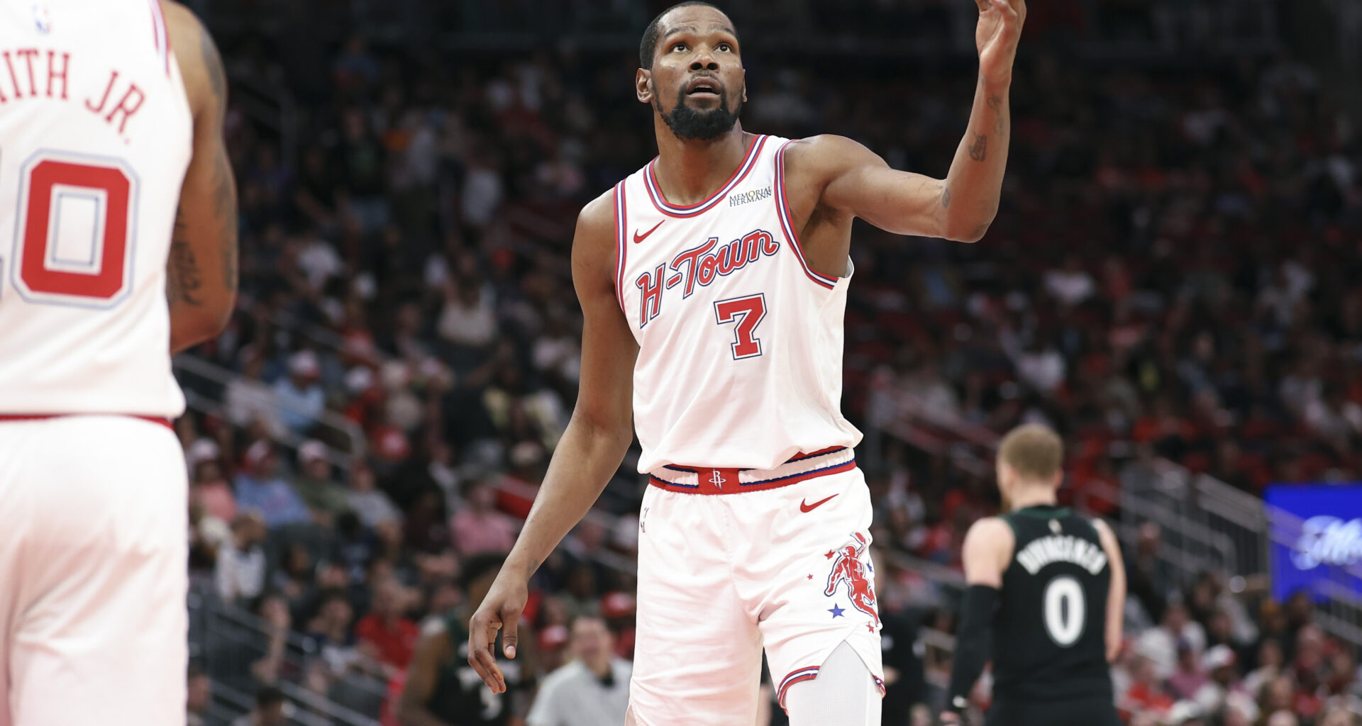Kevin Durant trolled by fans for showing up at WNBA game