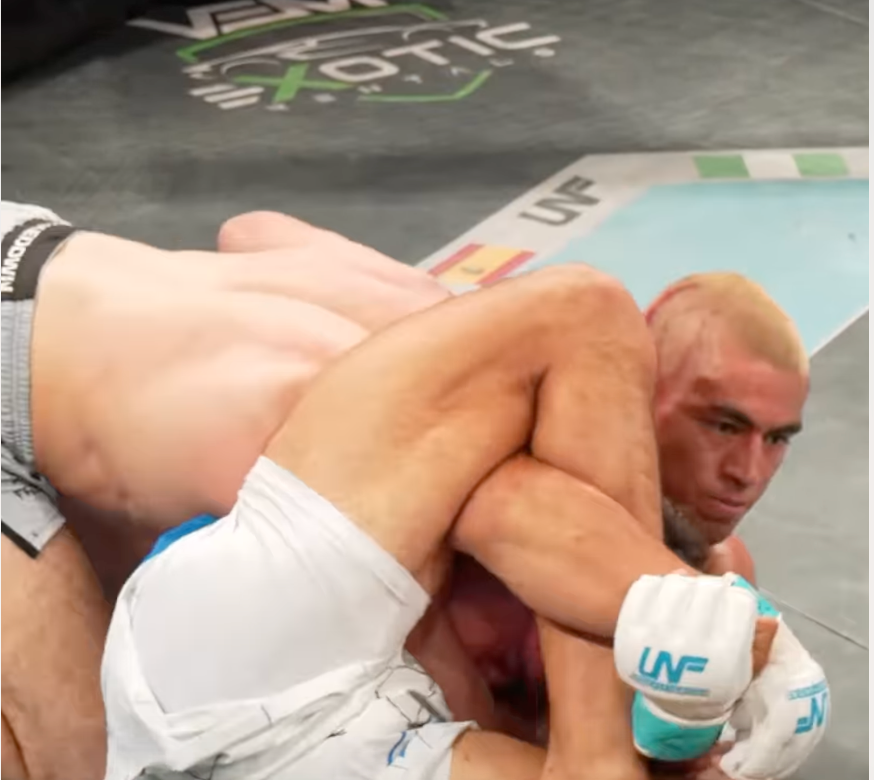 Video: Amateur fighter secures incredible buggy choke in California
