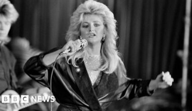 Bonnie Tyler, the gravel-voiced star who eclipsed everyone's heart - BBC