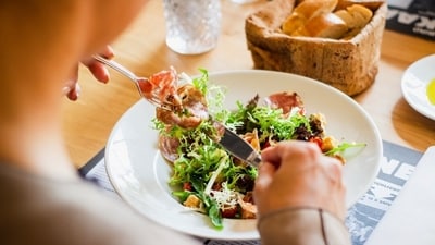 Read more to find out how to manage hunger during weight loss! (Unsplash)