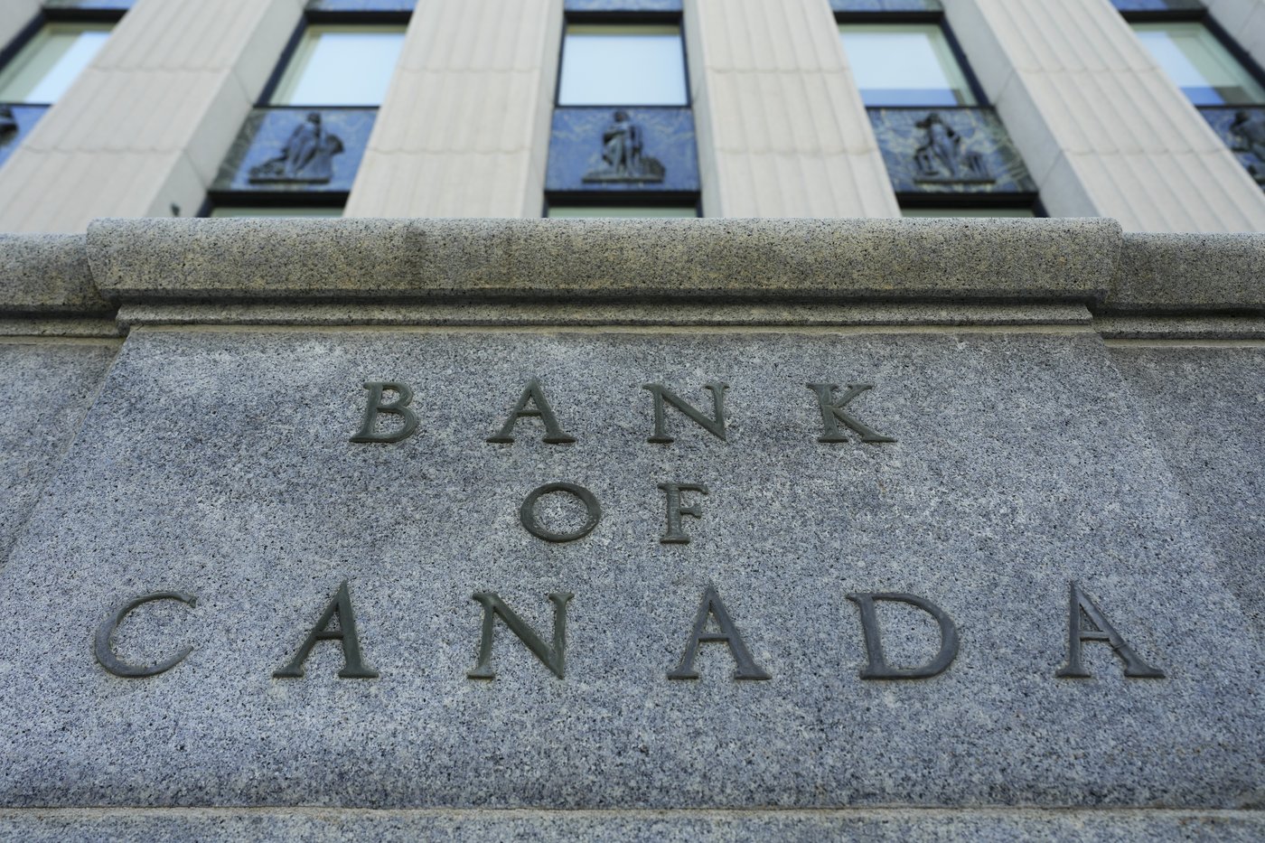 Bank of Canada holds key rate steady at 2.25%, predicts economic rebound