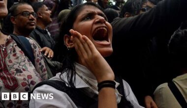 India activist ends hunger strike after 26 days - BBC