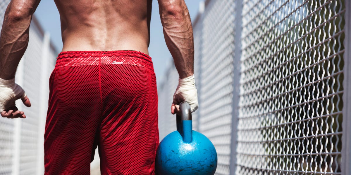 This Weighted Walking Challenge Builds Muscle, Grip and Cardio at the Same Time – All You Need Is a Kettlebell