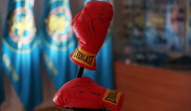 Gennady Golovkin donates signed boxing gloves to Military Historical Museum of Armed Forces