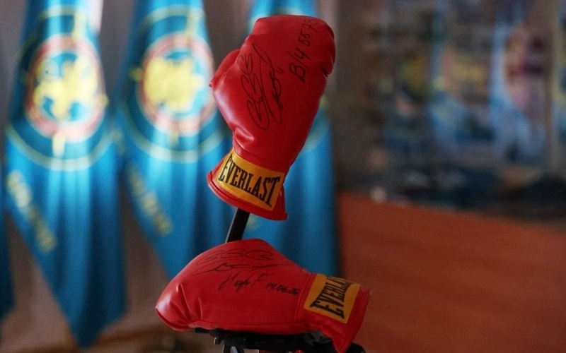 Gennady Golovkin donates signed boxing gloves to Military Historical Museum of Armed Forces