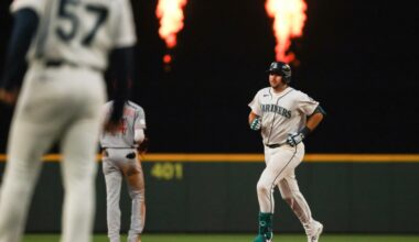 Mariners come to life, crush Reds 8-0