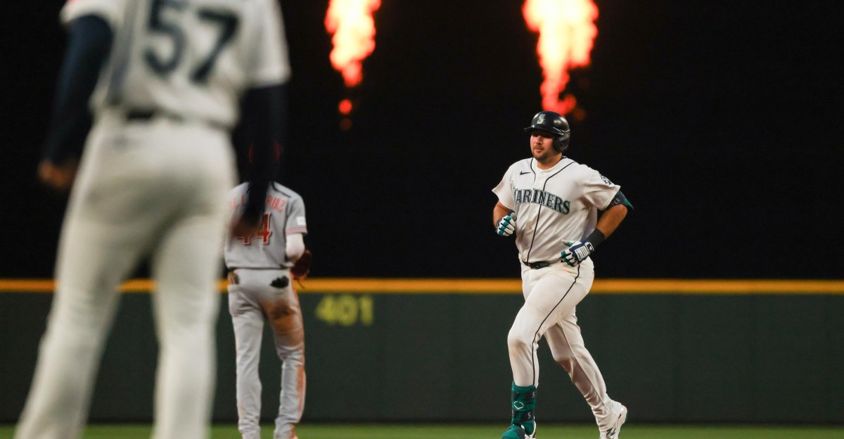 Mariners come to life, crush Reds 8-0