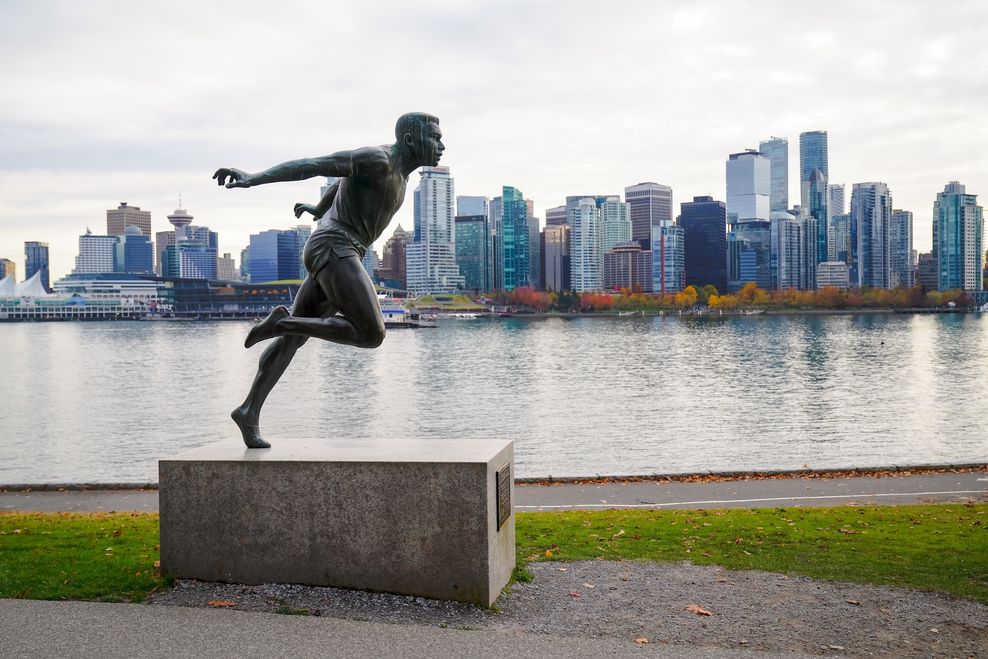 harry jerome vancouver stanley park statue seawall