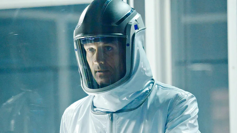 Alan Farragut (Billy Campbell) wearing a suit on 