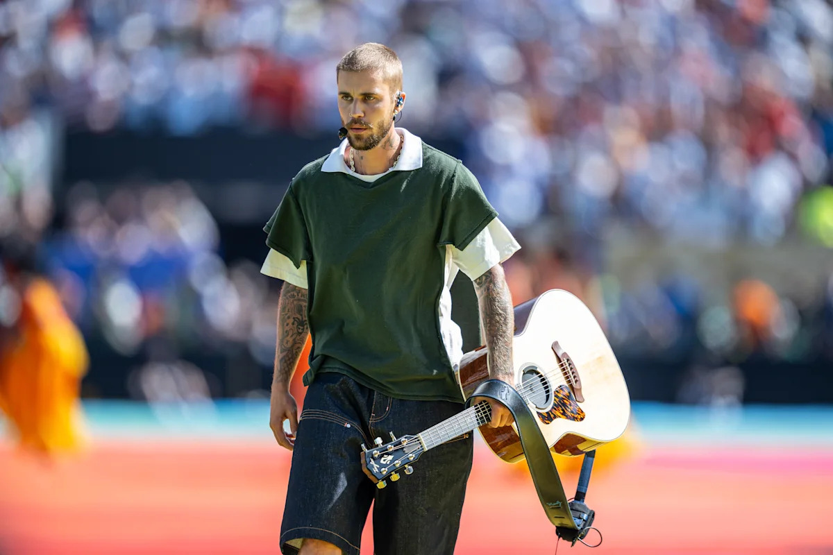 Justin Bieber slows the World Cup halftime show down with an acoustic performance that some called 'underwhelming' and others said was 'impressive'