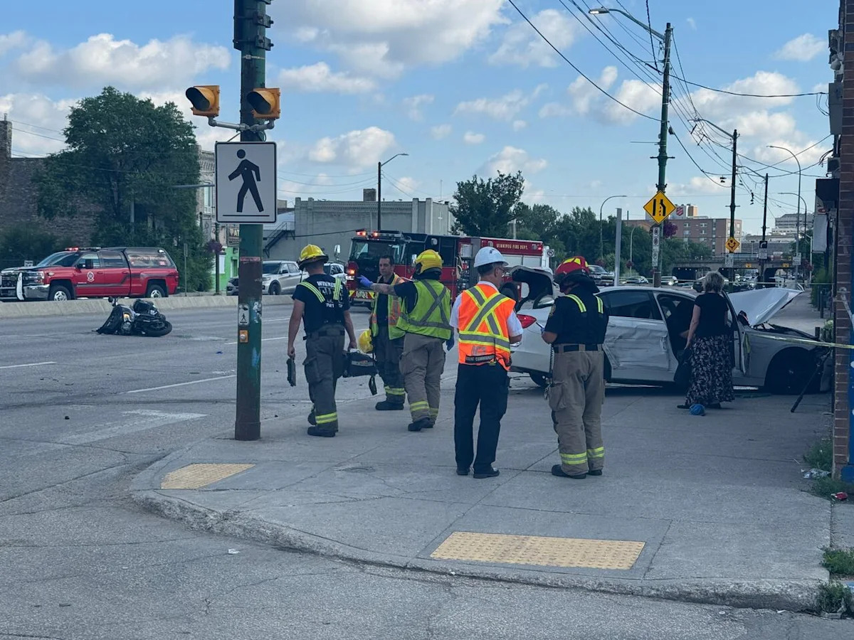 4 hospitalized after multi-vehicle crash on Main Street in Winnipeg's North End