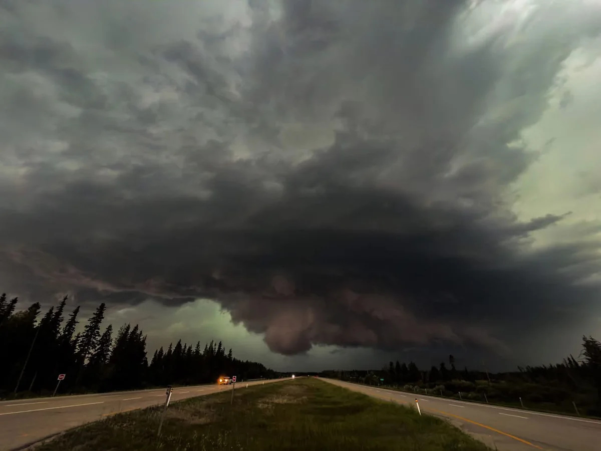 Severe thunderstorms and tornadoes possible across Alberta, in Edmonton region Tuesday