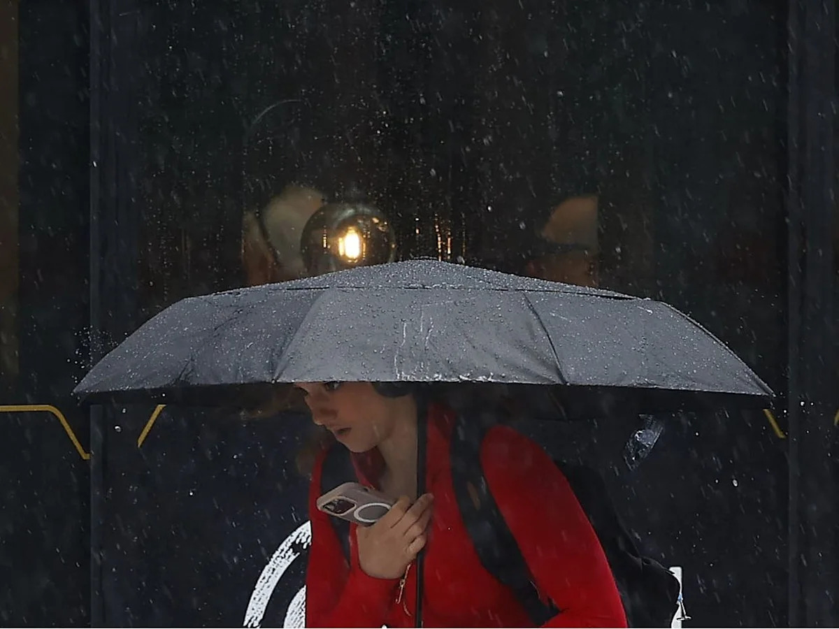 News of the day: Ottawa can expect as much as 100 mm of rain; New eateries are transforming Somerset Street West; Paddling a glowing kayak on the canal after dark