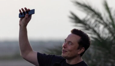 Musk denies WSJ report that SpaceX showed AI handset prototype before IPO