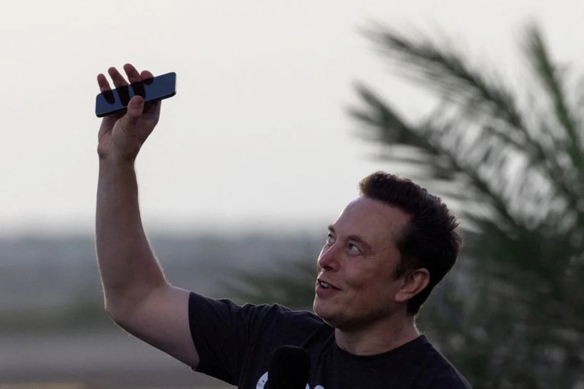 Musk denies WSJ report that SpaceX showed AI handset prototype before IPO