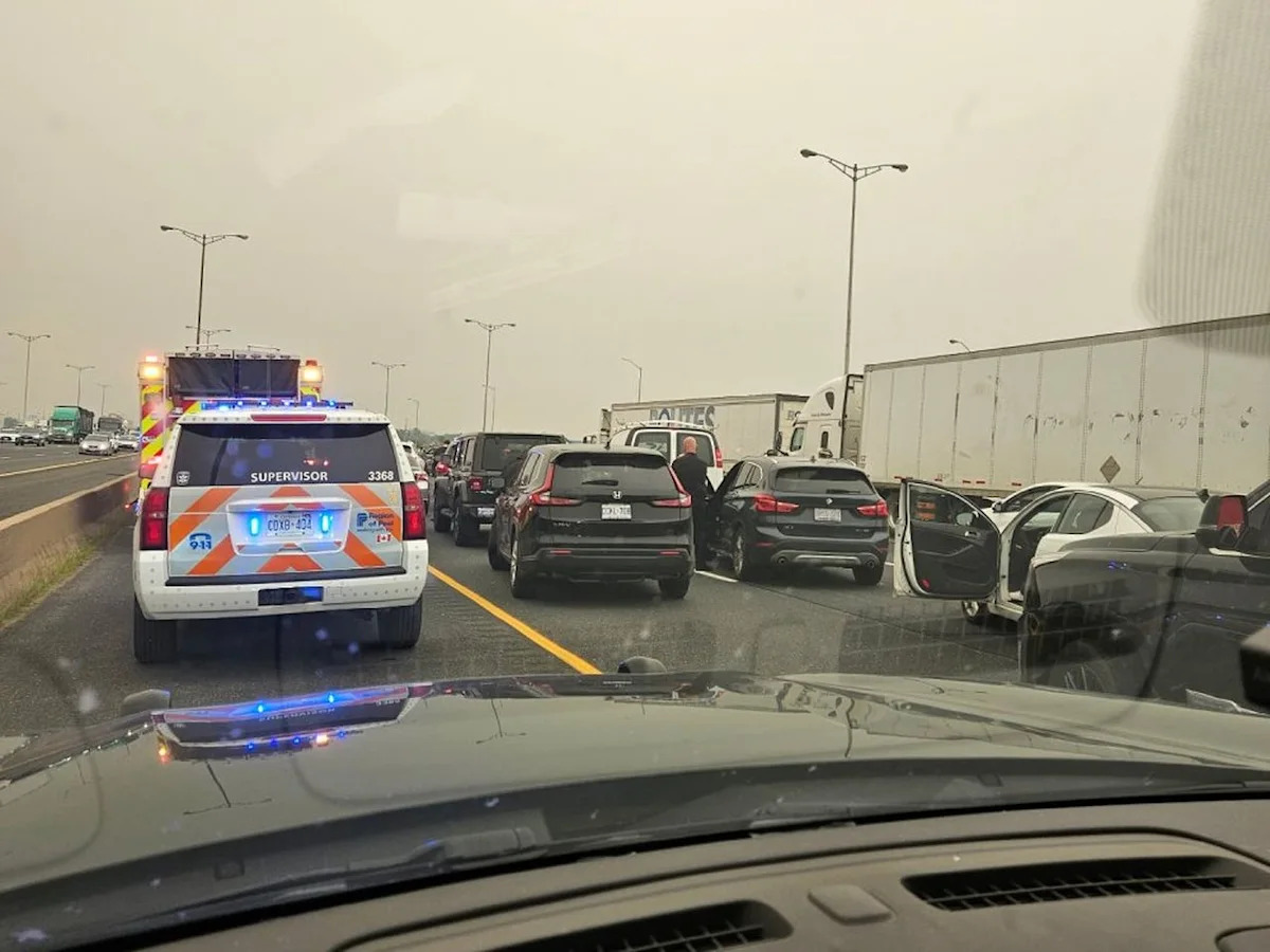 2 dead, 3 injured in 2-car rear-end crash on Hwy. 401 in Mississauga