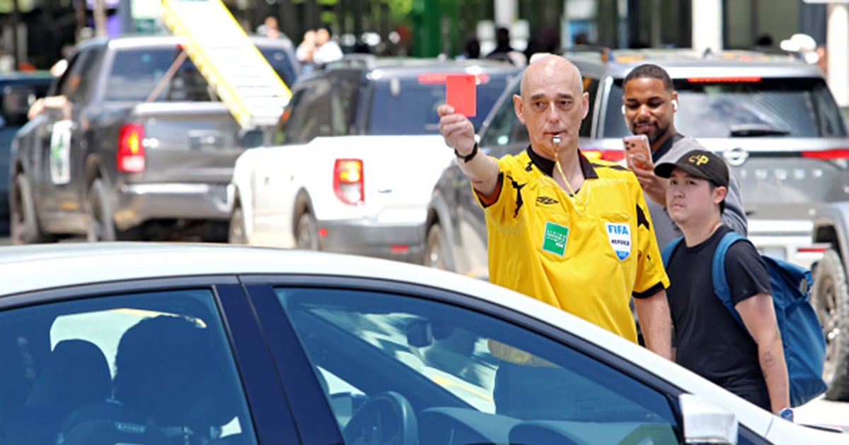 Toronto traffic referee hands out yellow card to driver – TSN