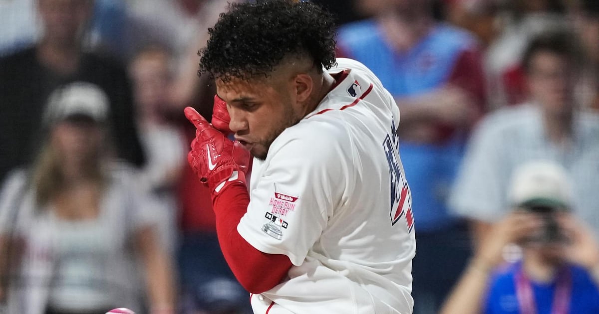 Must See: Philadelphia crowd roars as Contreras has to dodge inside pitch – TSN