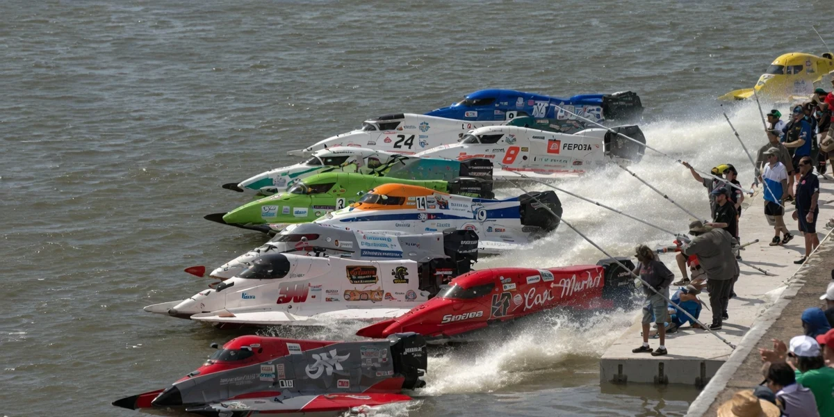 IHRA F1 Powerboat Series Formula 1 boats launch off the Le Mans start on the Mississippi River during Saturday qualifying at the 2026 Alton Powerboat Nationals