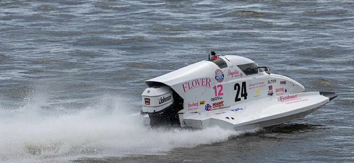 Shelby Love driving her Formula Lights boat on the Mississippi River during Saturday qualifying at the 2026 Alton Powerboat Nationals