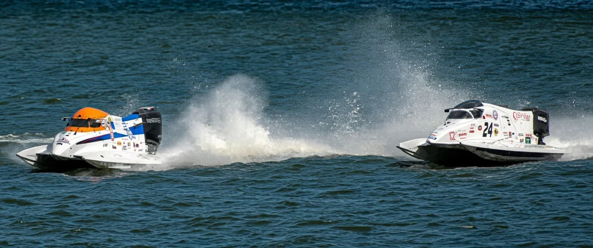 Andrew Tate and Spencer Love racing side by side in Formula 1 qualifying heat two at the 2026 Alton Powerboat Nationals